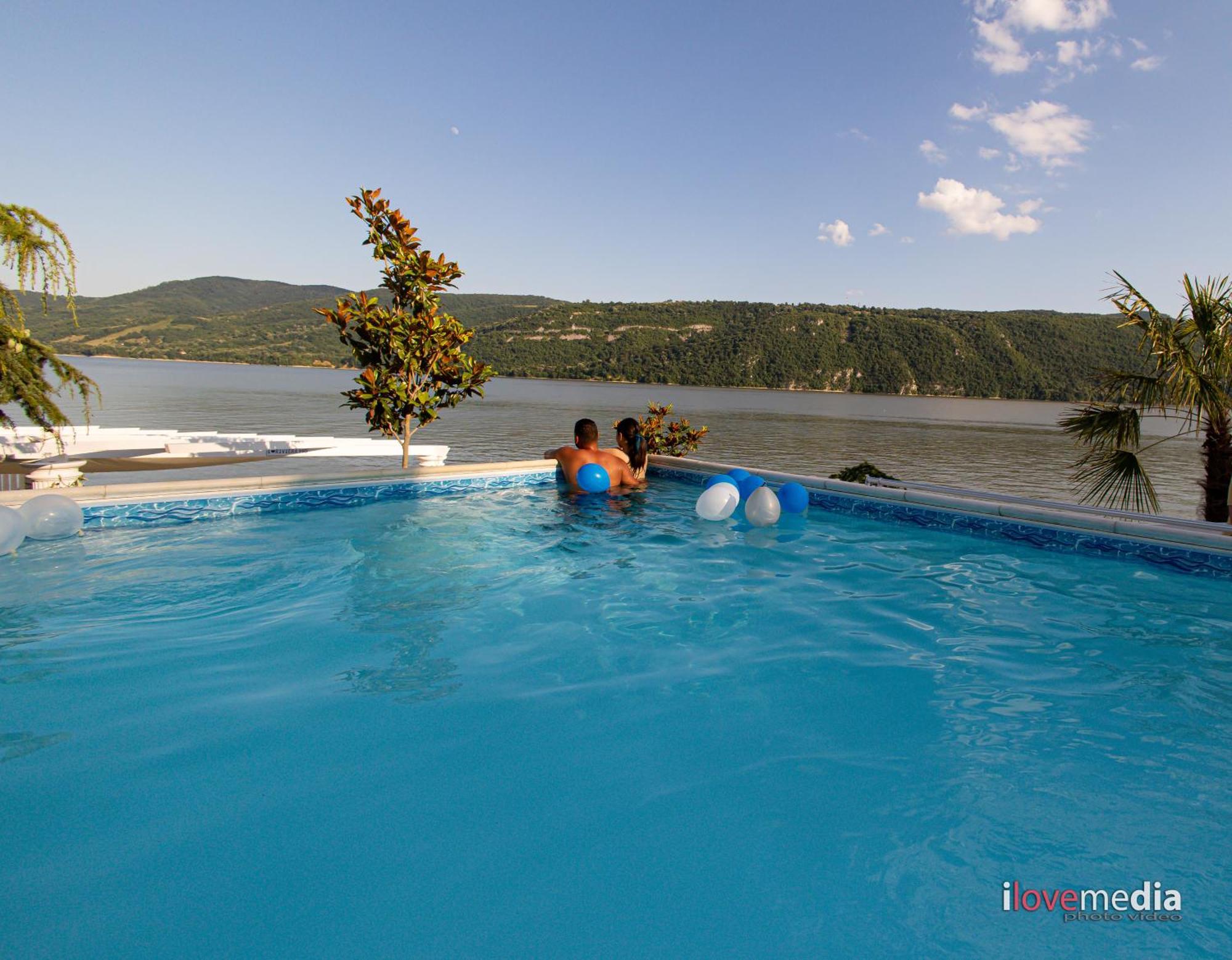 Riviera 990 - Resort & Restaurant Ieşelniţa Eksteriør billede