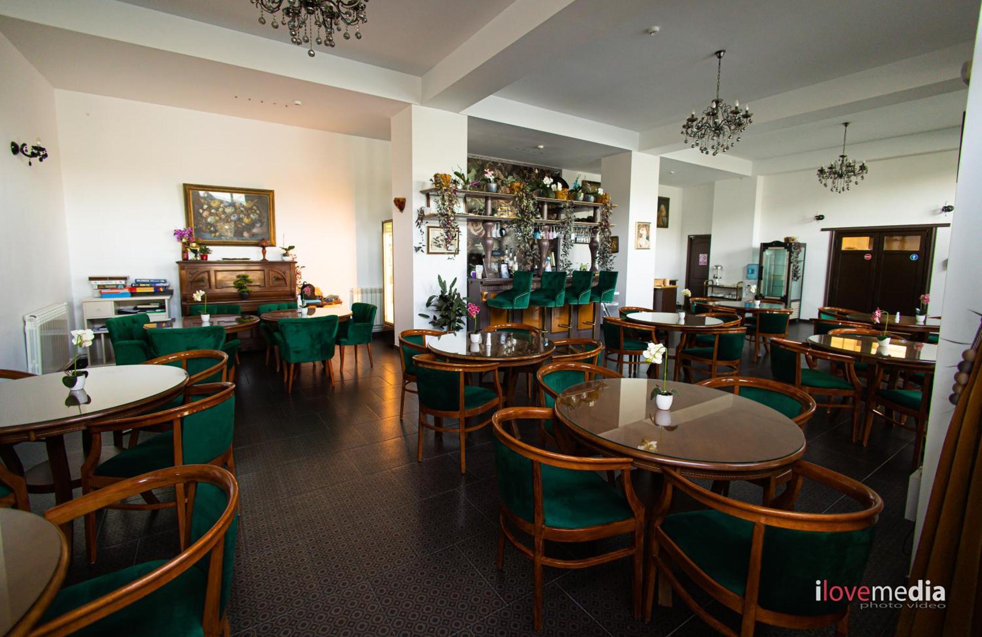 Riviera 990 - Resort & Restaurant Ieşelniţa Eksteriør billede