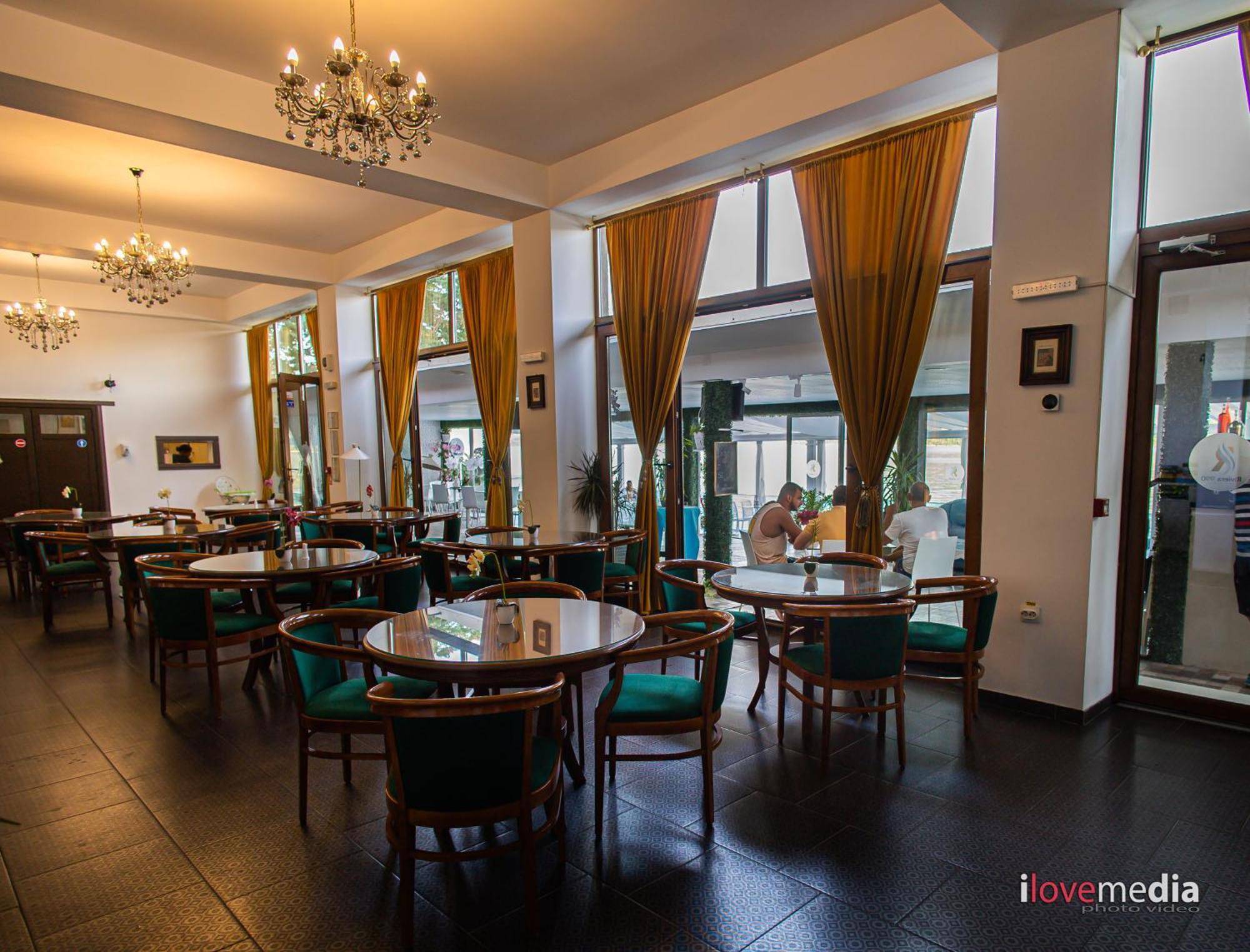 Riviera 990 - Resort & Restaurant Ieşelniţa Eksteriør billede